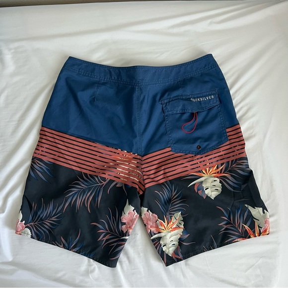 Quicksilver Men’s Board-Shorts - Picture 2 of 3